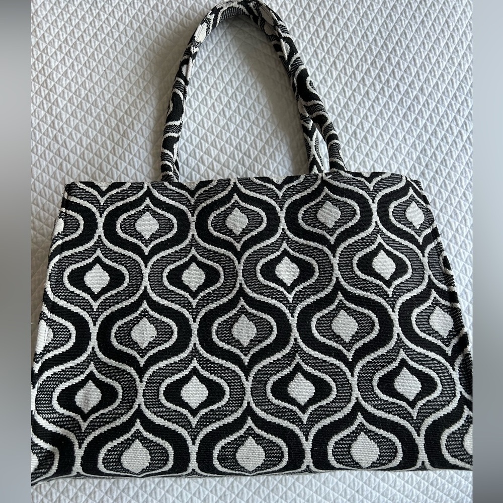 Black and White Patterned Women's Tote Bag